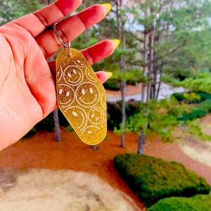 🌸 Handmade Gold Glitter Smiley Face Keychain 🌸